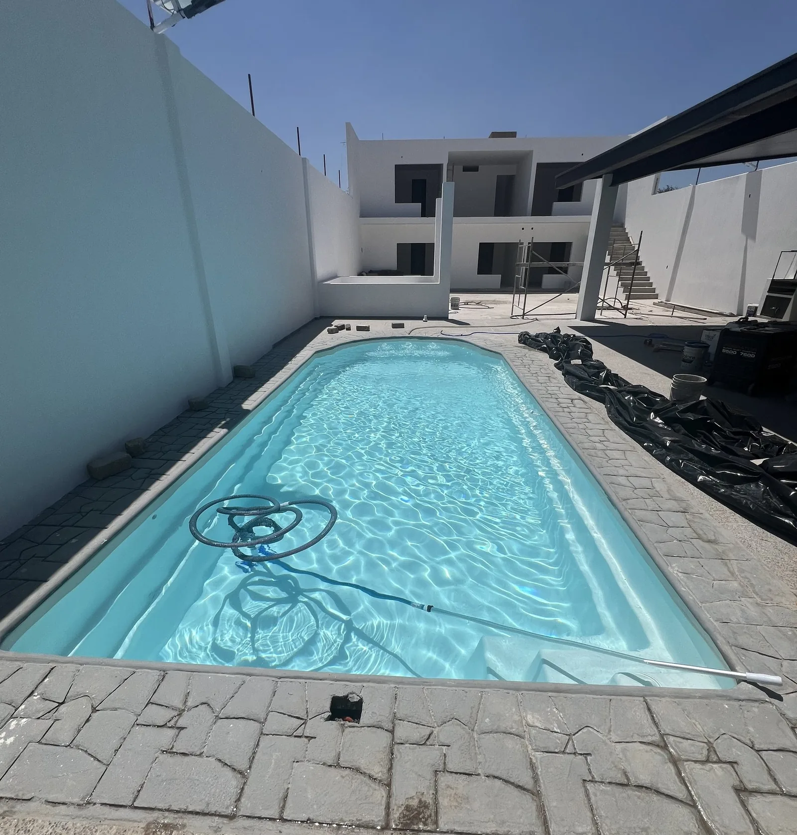 Alberca de fibra de vidrio instalada en residencia, fabricada por FibraTank