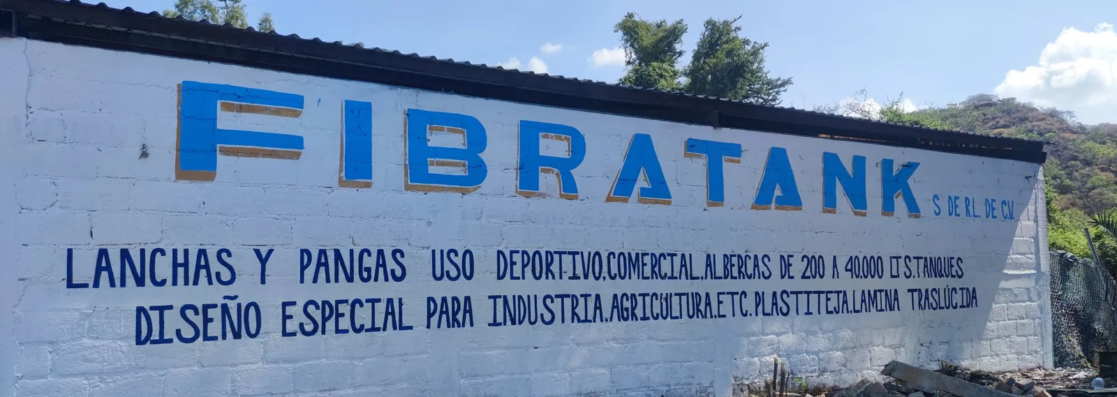 Letrero pintado de FibraTank en la planta de Tala con la lista de productos de fibra de vidrio